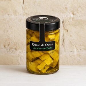 Queso de oveja en aceite con pesto