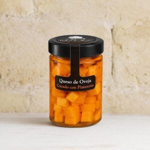 Queso de oveja en aceite con pimentón